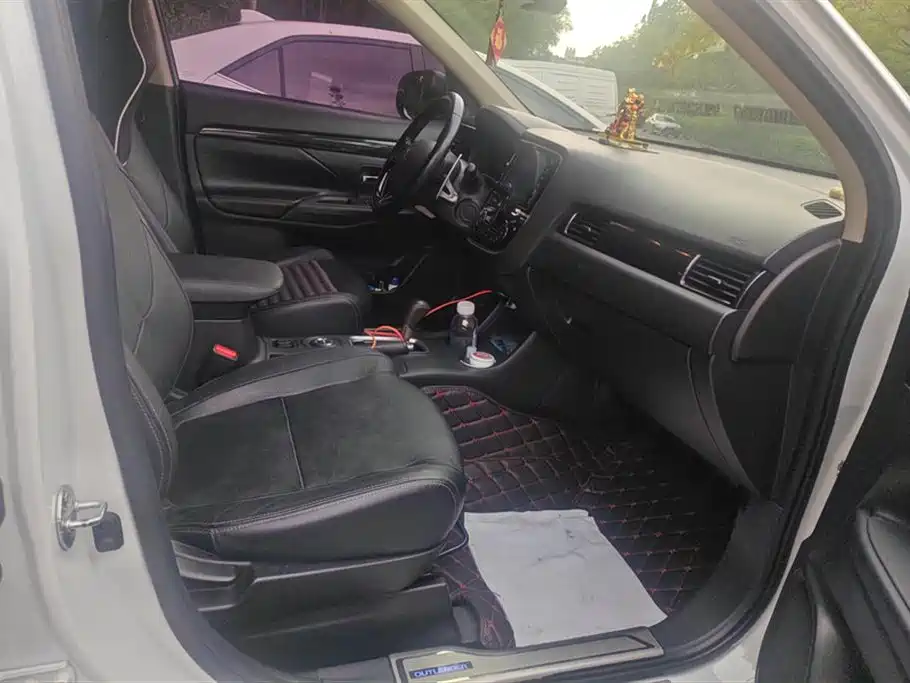 Mitsubishi Outlander 2016 2.4L Elite 5 мест