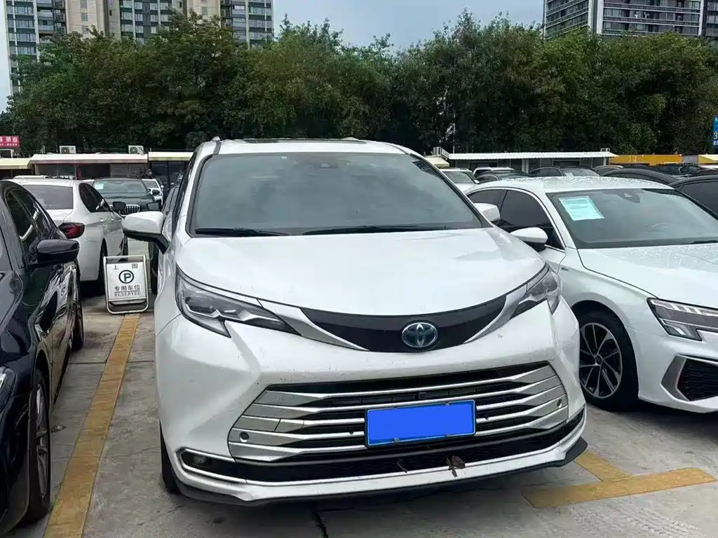 Toyota Sienna — миниатюра 2