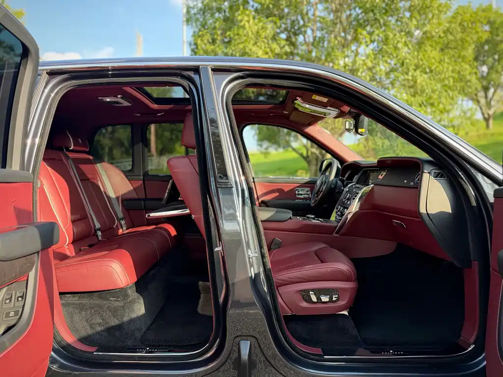 Rolls-Royce Cullinan — миниатюра 21