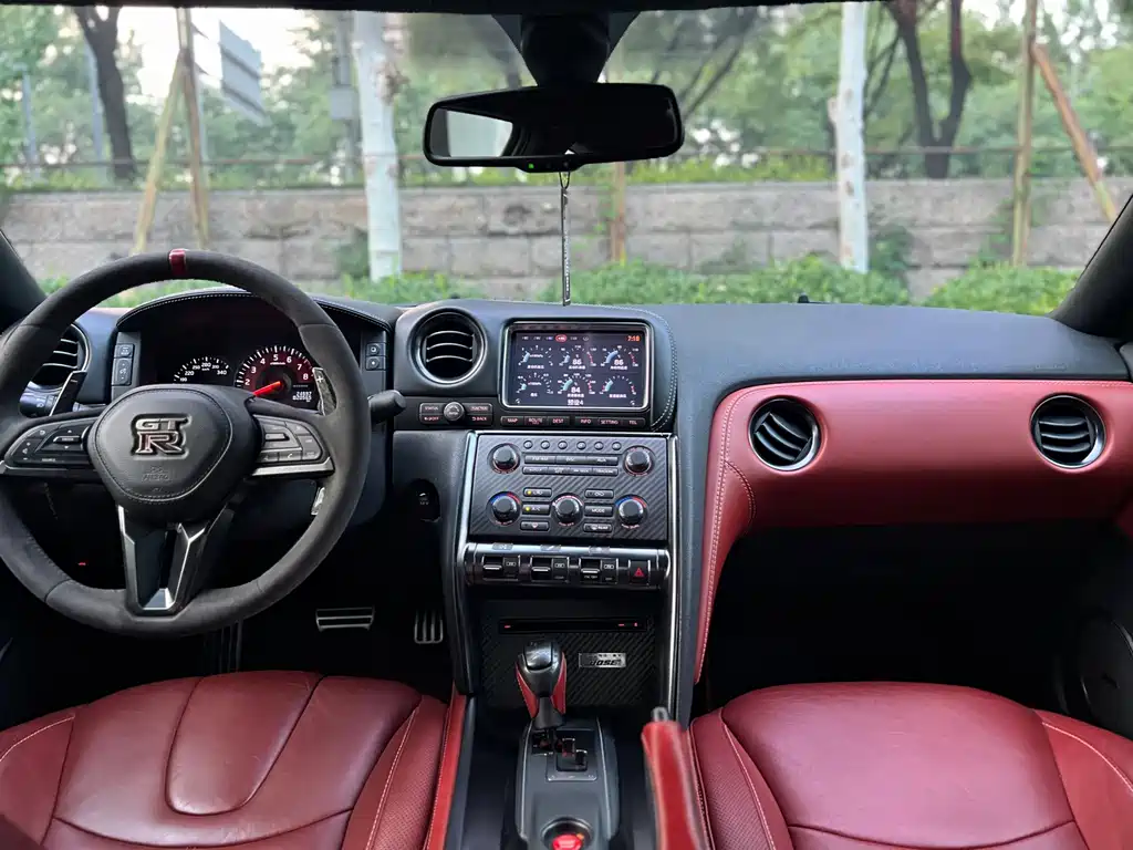 Nissan GT-R — миниатюра 10