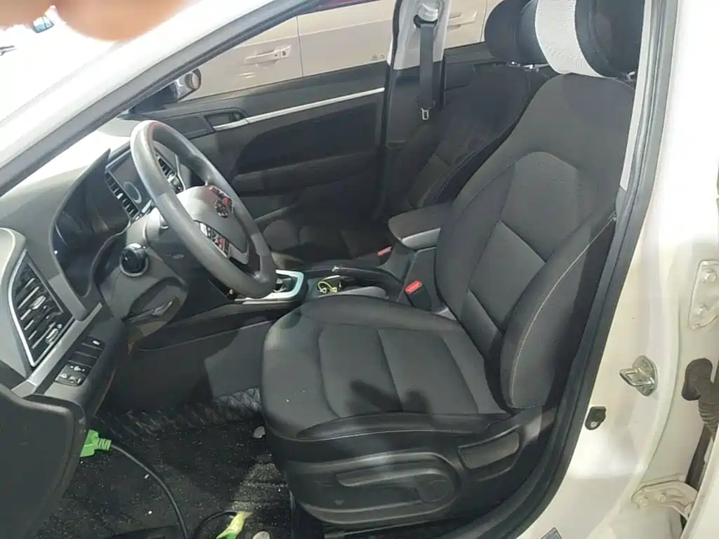 Hyundai Elantra — миниатюра 15
