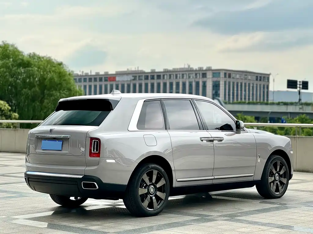 Rolls-Royce Cullinan 2024 мест