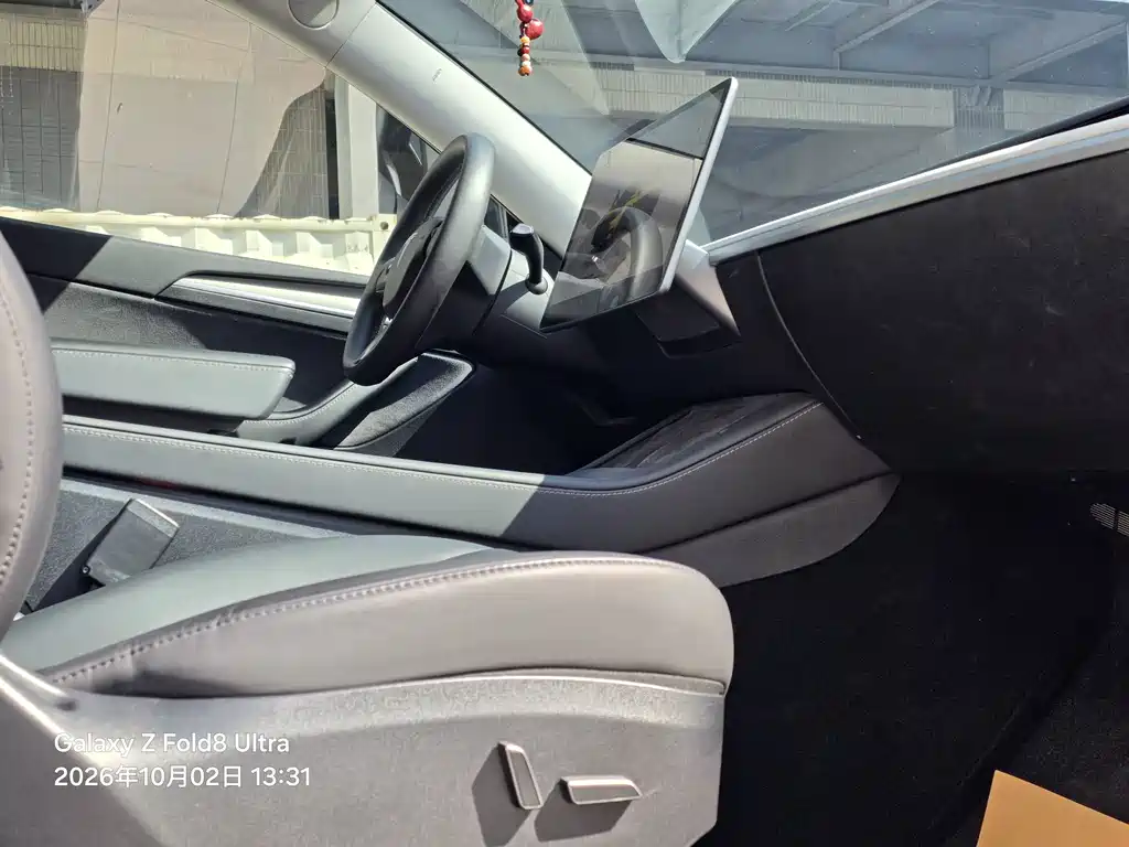 Tesla Model Y — миниатюра 5