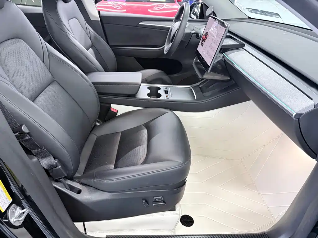 Tesla Model Y — миниатюра 13
