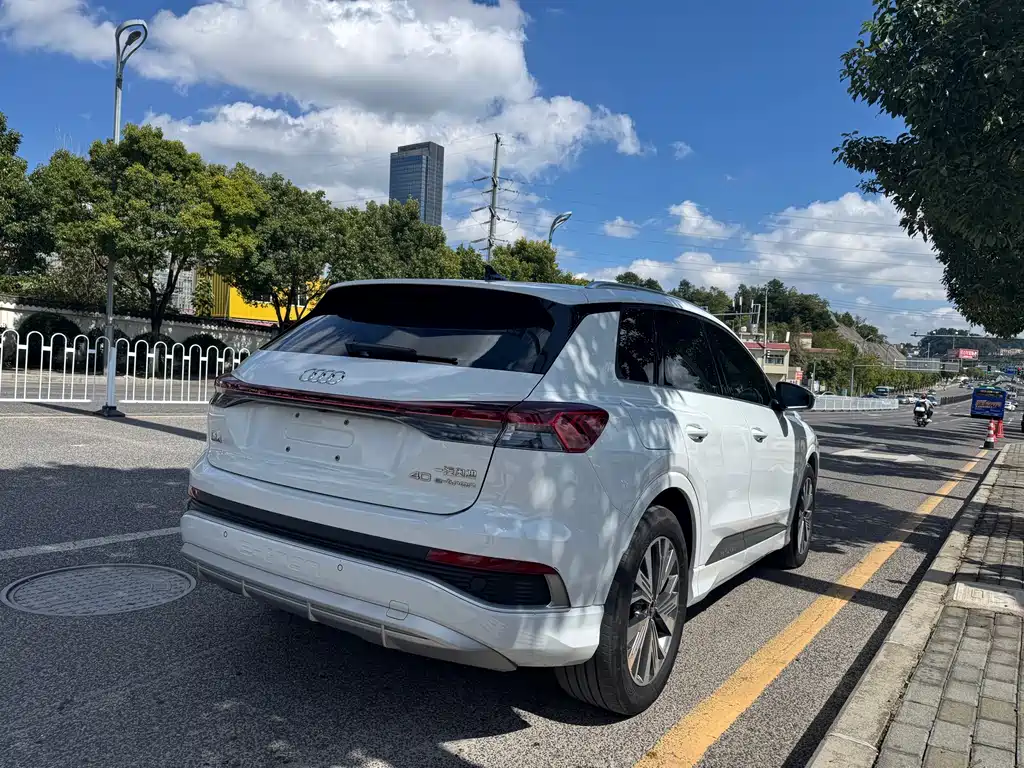 AUDI Q4 E TRON
