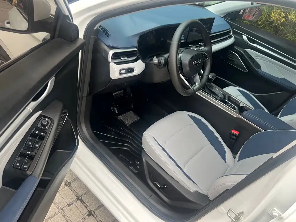 Geely Emgrand 2022 4 1.5L CVT Flagship