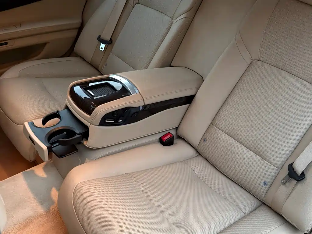 BMW 7 Series — миниатюра 19