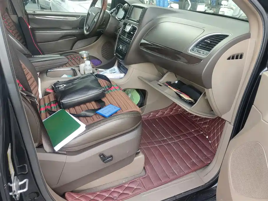 Chrysler Grand Voyager (Import) — миниатюра 8