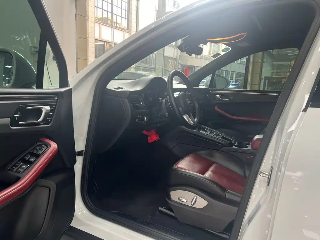 PORSCHE MACAN