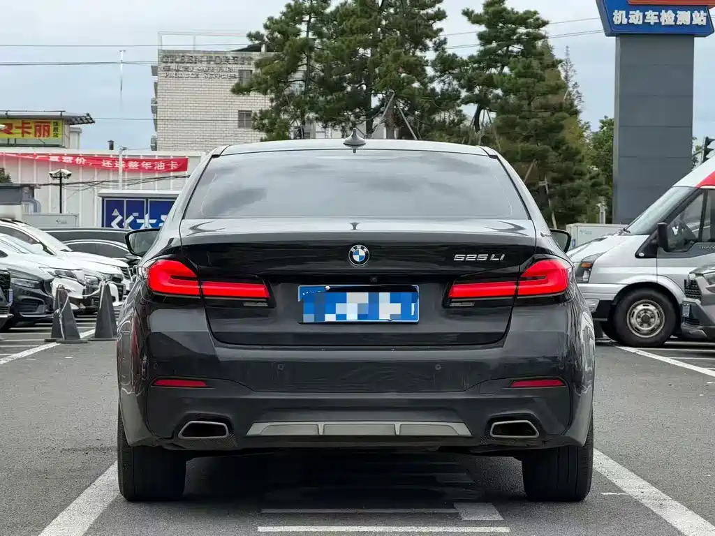BMW 5 Series — миниатюра 8