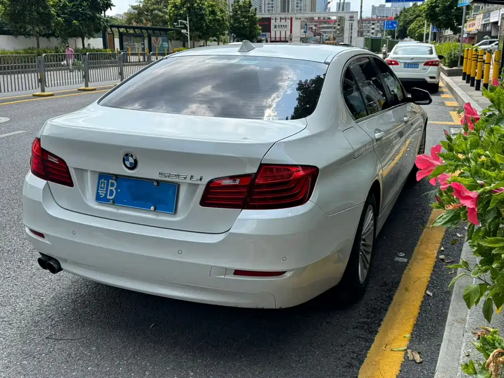BMW 5 Series — миниатюра 10