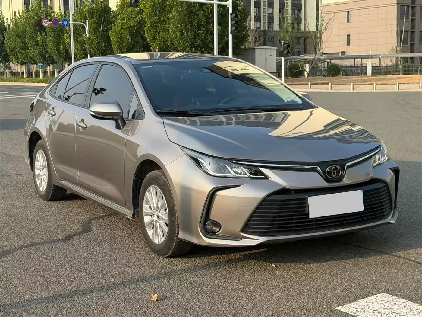 Toyota Corolla 1.2 л 2021 г. Серебристо-серый, пробег 30000 км