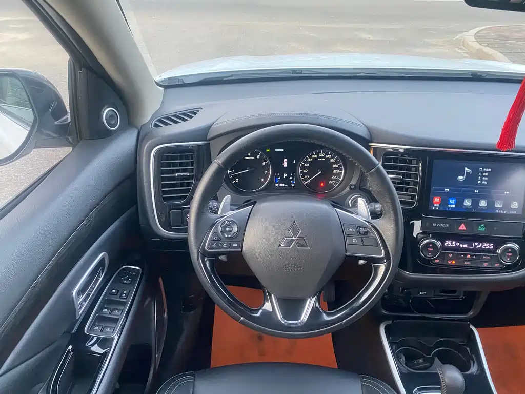 MITSUBISHI OUTLANDER