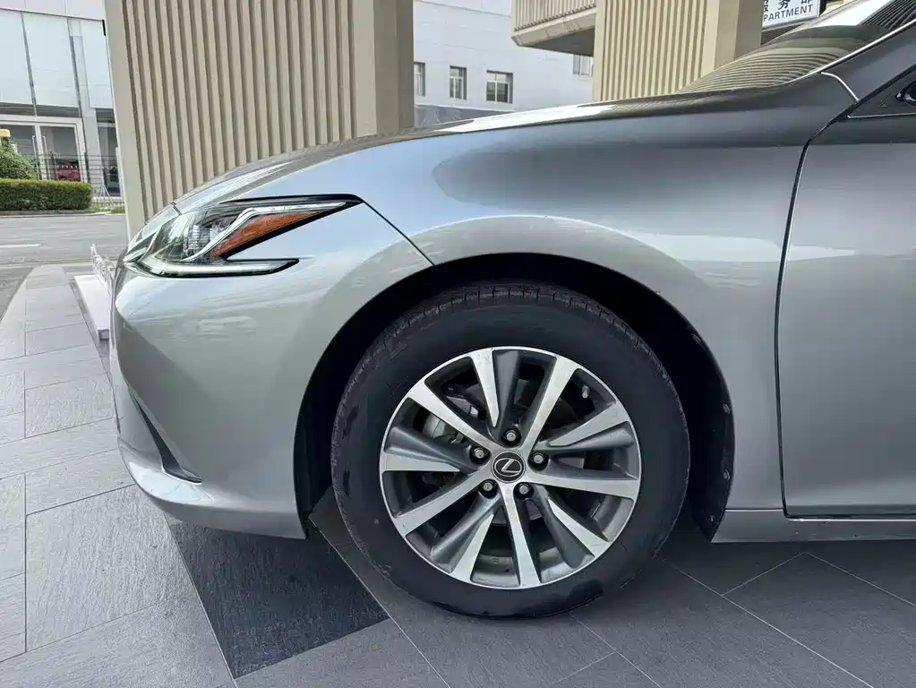 LEXUS  ES