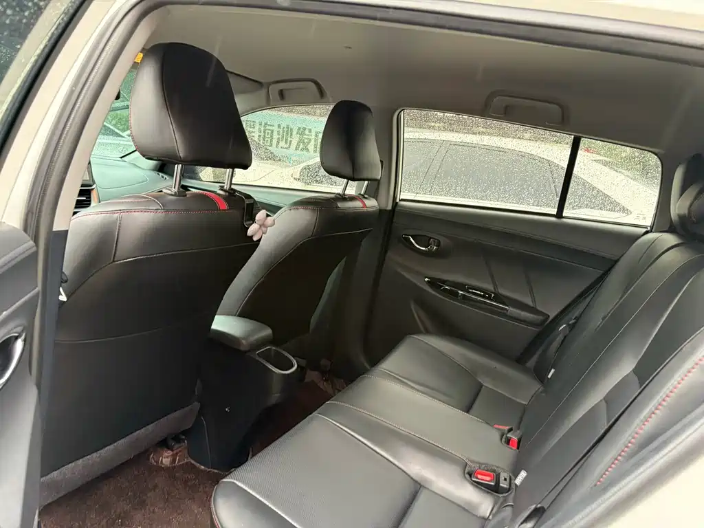 Toyota Yaris L — миниатюра 5