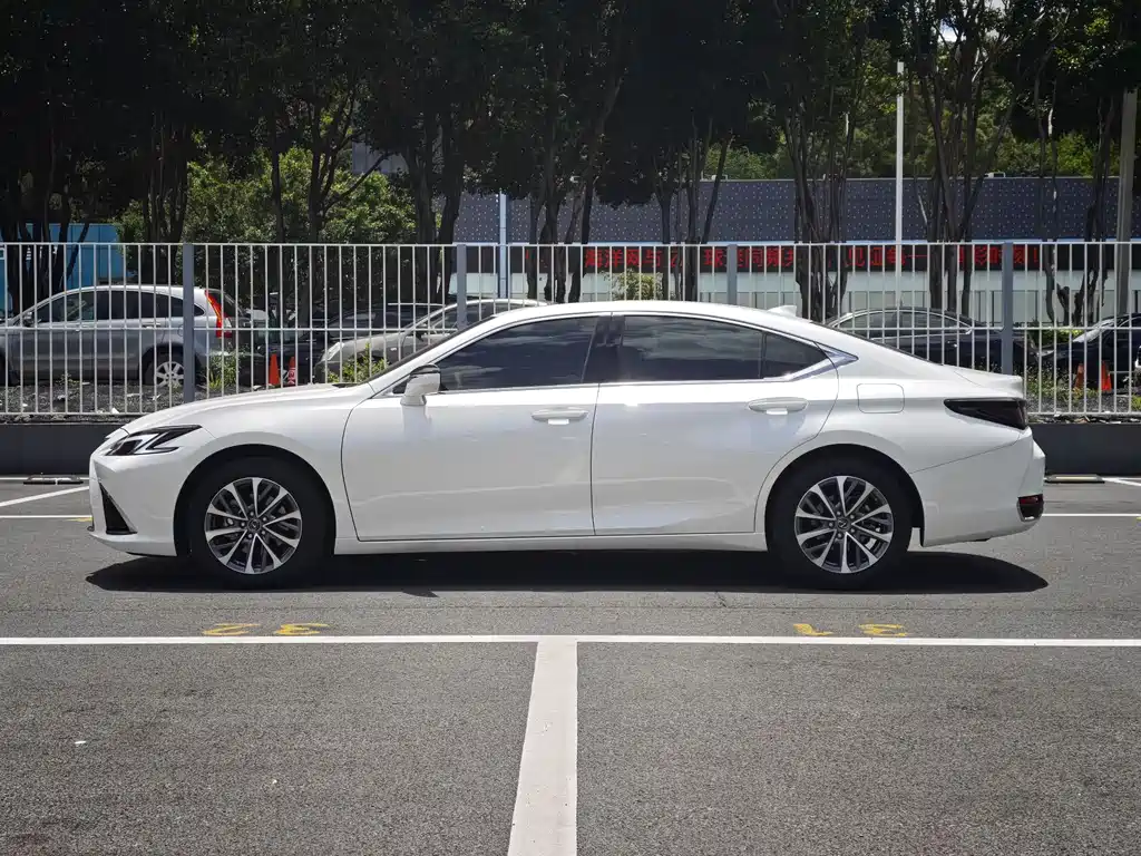 Lexus ES 2025 200 Premium