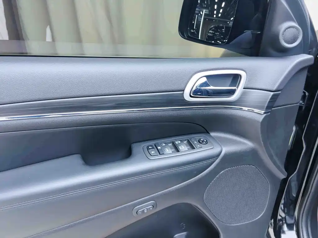 Jeep Grand Cherokee (Import) — миниатюра 8