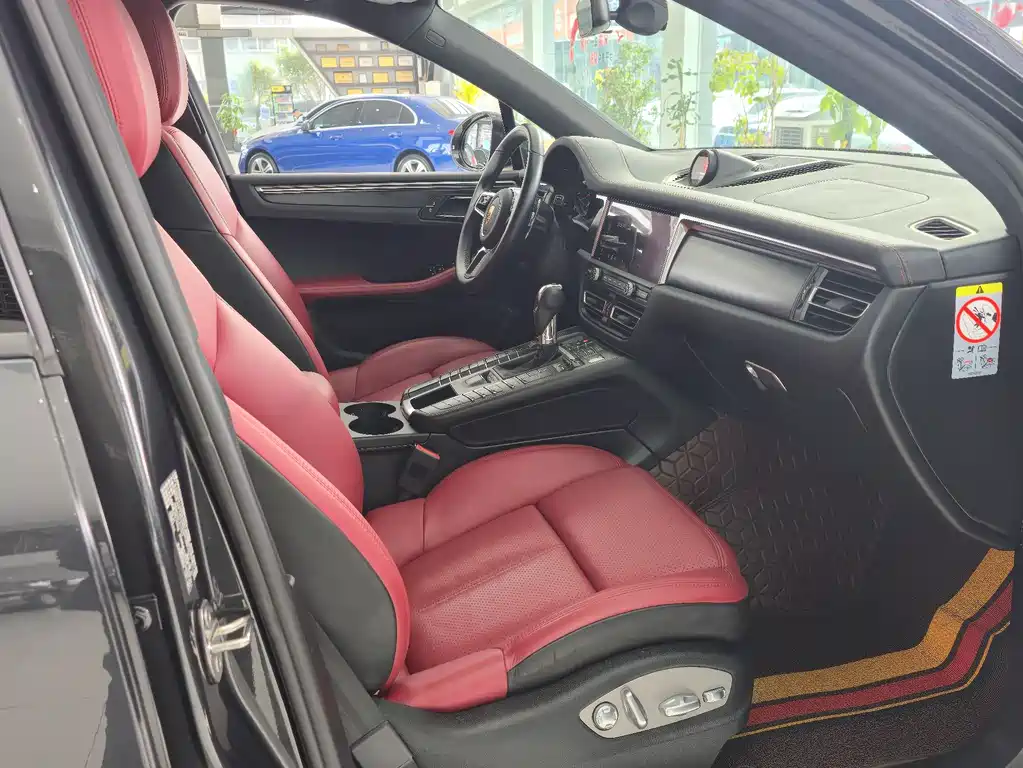 PORSCHE MACAN