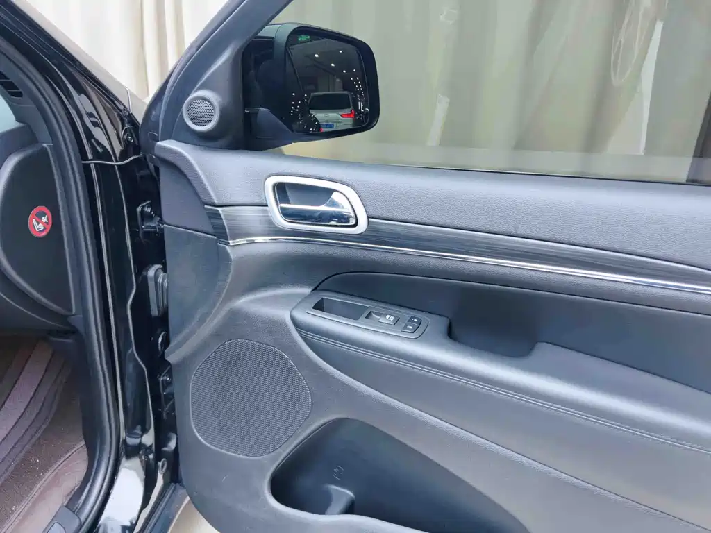 Jeep Grand Cherokee (Import) — миниатюра 13