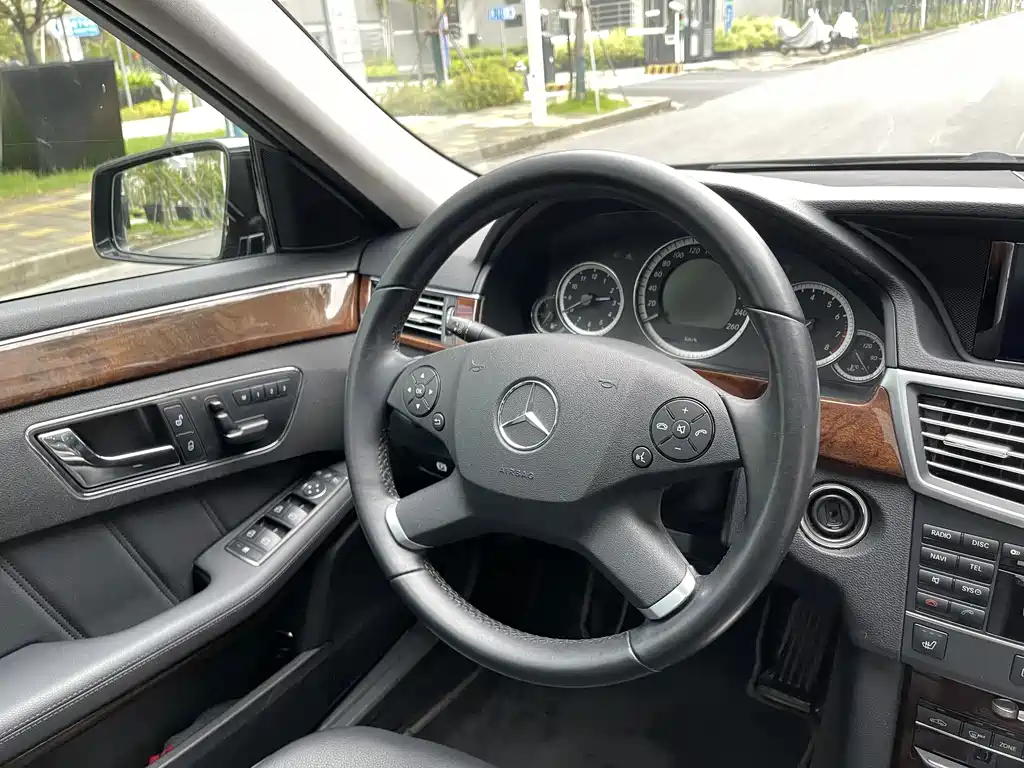 Mercedes-Benz E-Class — миниатюра 13