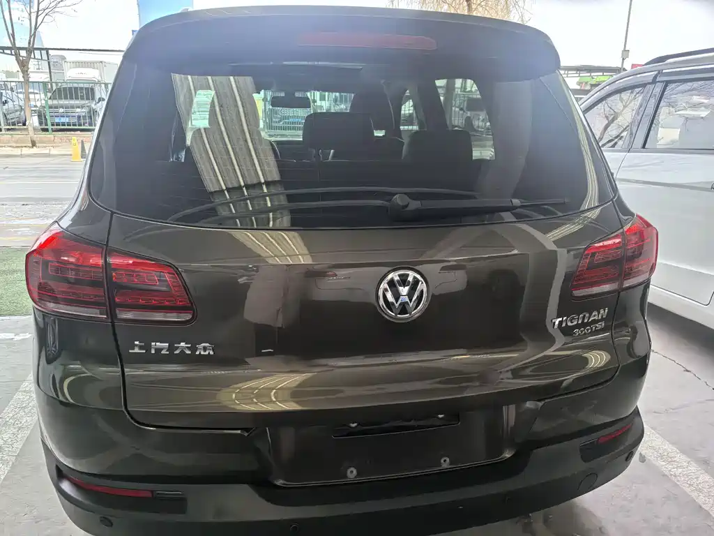 VOLKSWAGEN TIGUAN