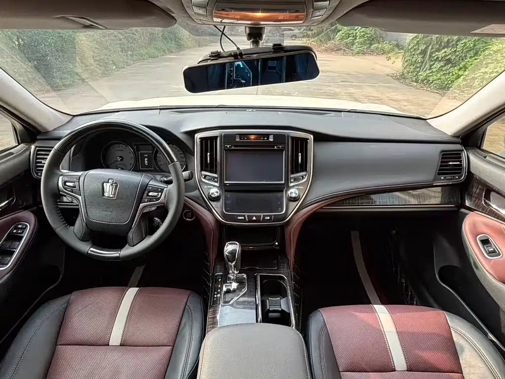 Toyota Crown — миниатюра 9