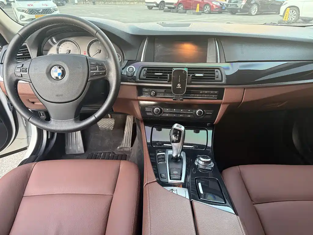 BMW 5 Series — миниатюра 7