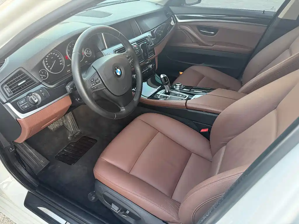BMW 5 Series — миниатюра 8