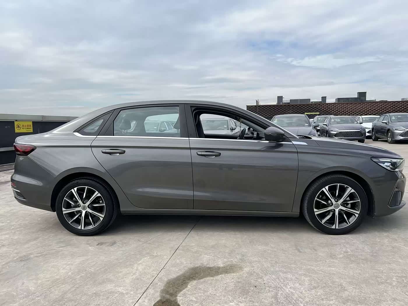 Geely Emgrand 1.5 л 2022 г. Серебристо-серый, пробег 23000 км