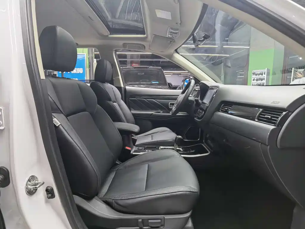 MITSUBISHI OUTLANDER