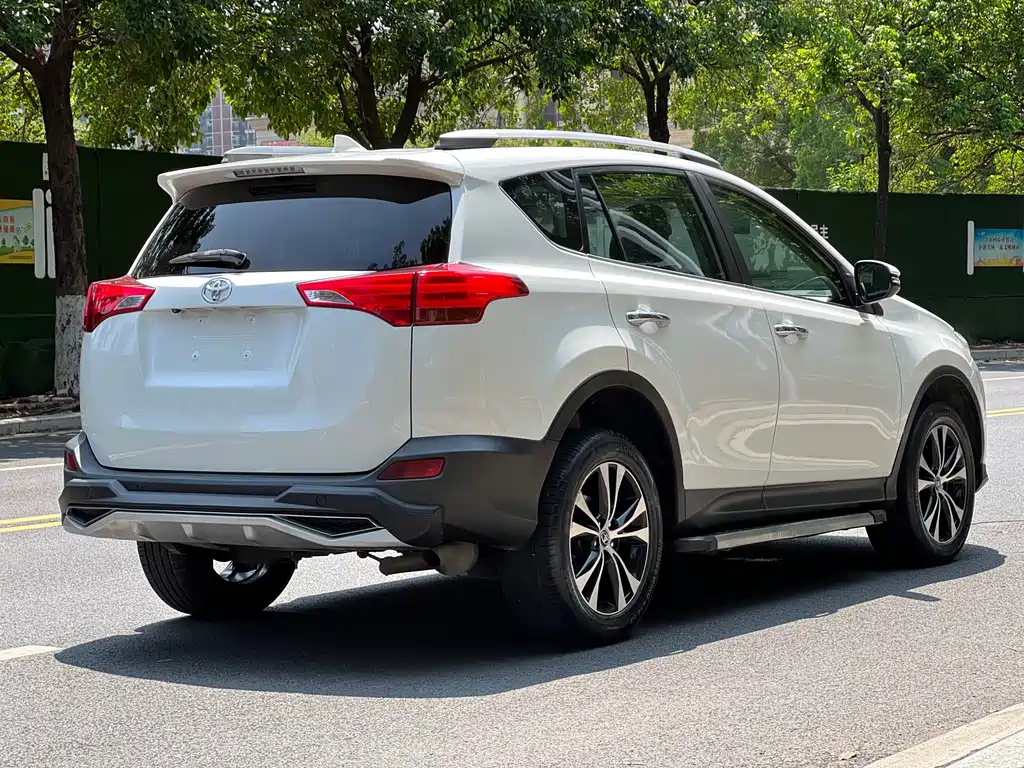 Toyota RAV4 — миниатюра 7