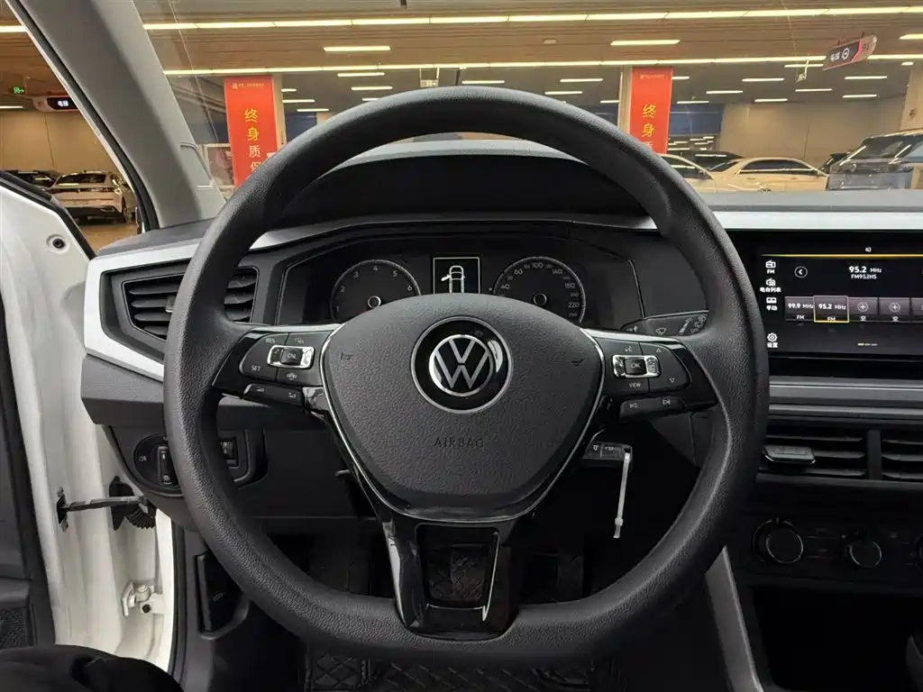 VOLKSWAGEN POLO