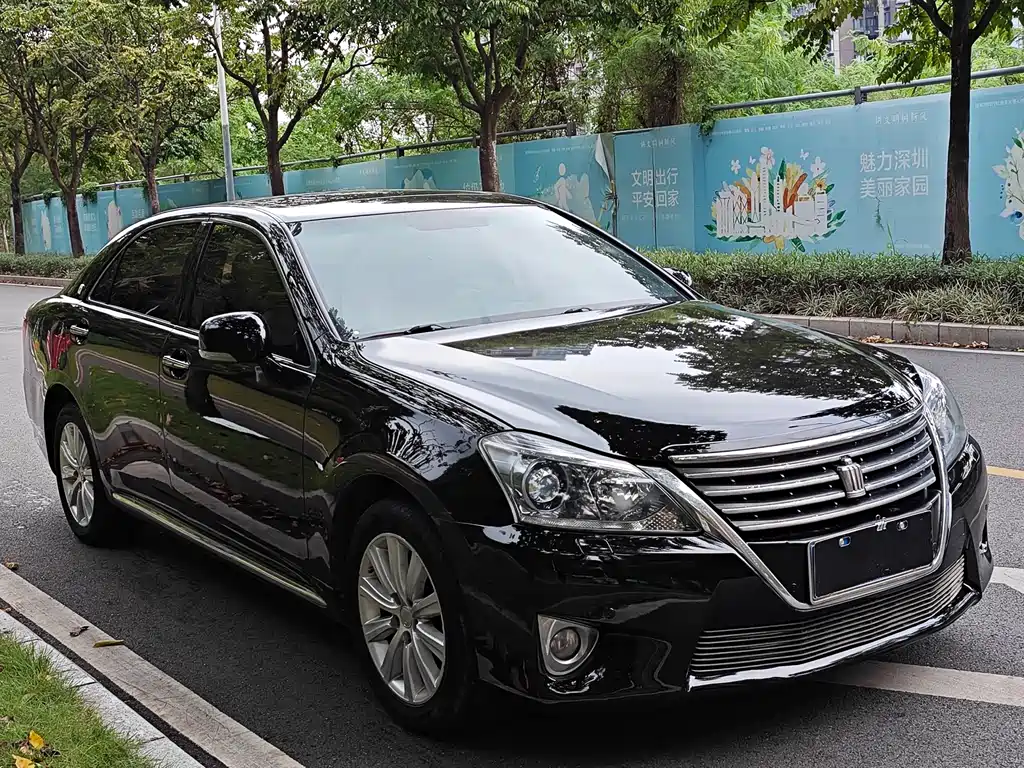 Toyota Crown — миниатюра 3