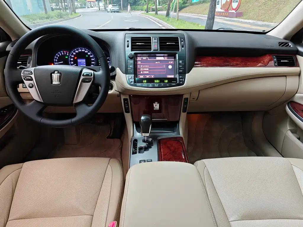 Toyota Crown — миниатюра 5
