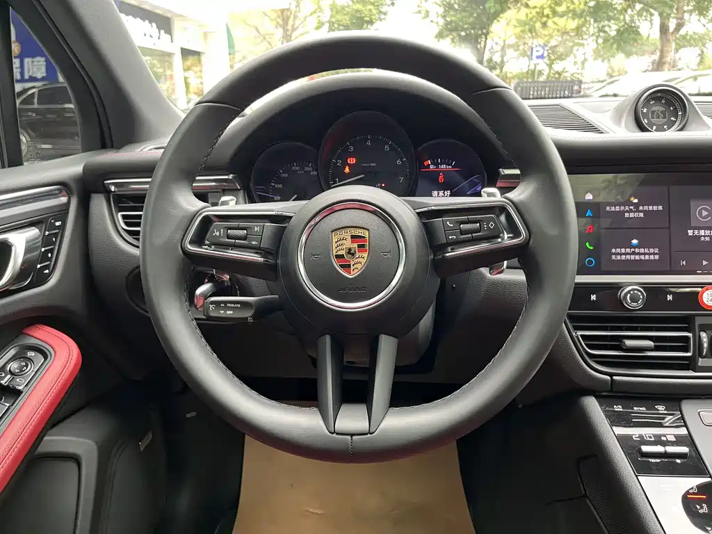 PORSCHE MACAN