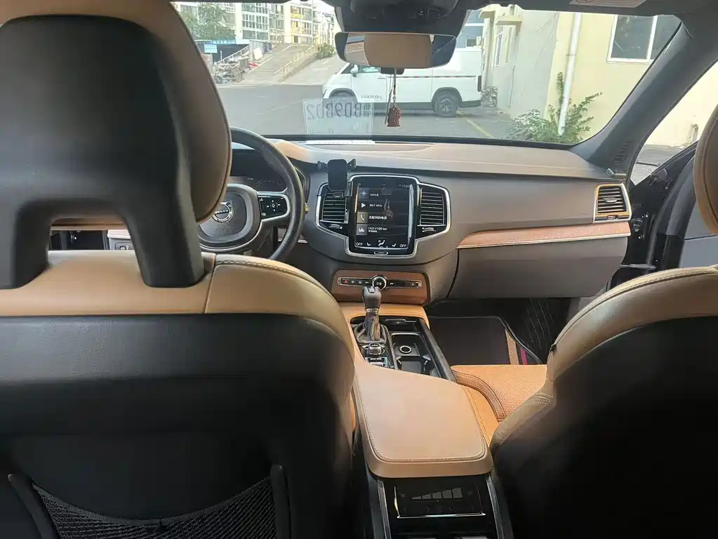 Volvo XC90 — миниатюра 9