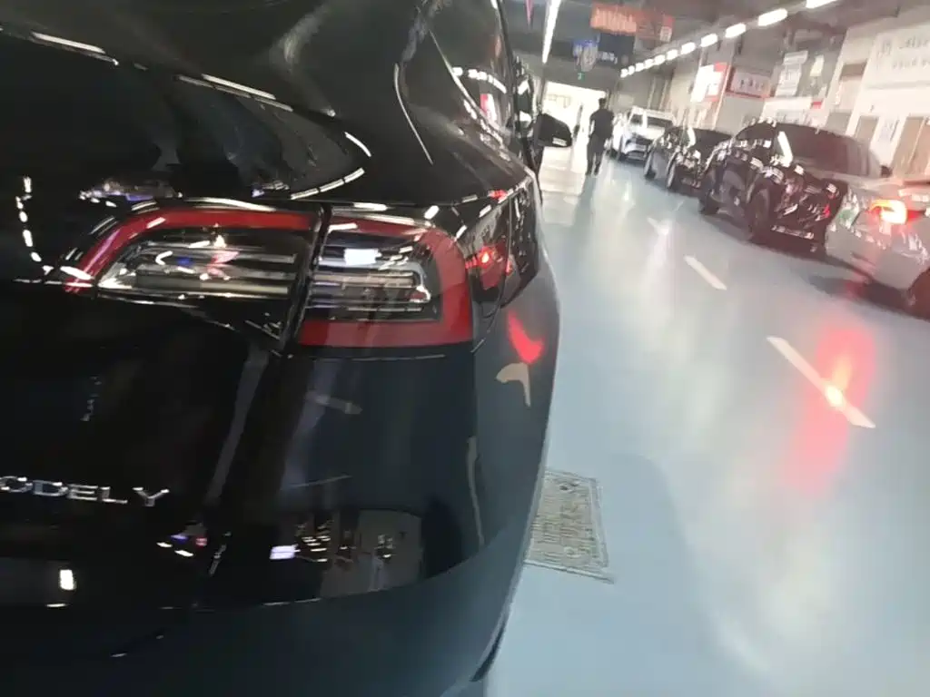 Tesla Model Y — миниатюра 8