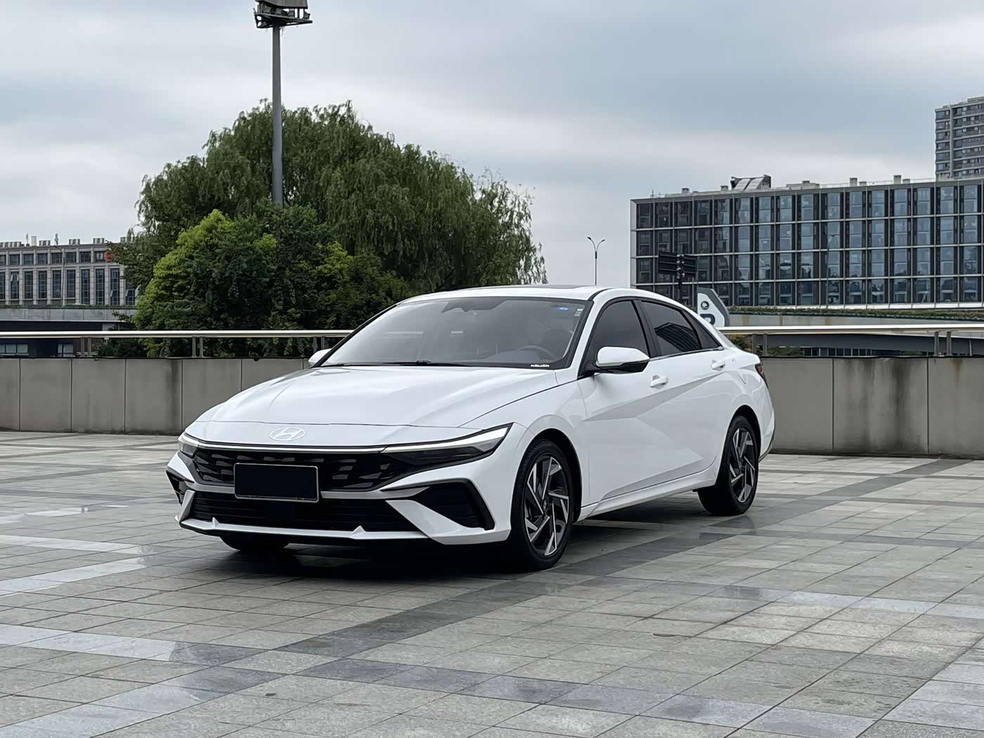 Hyundai Elantra 1.5 л 2025 г. Белый, пробег 9000 км