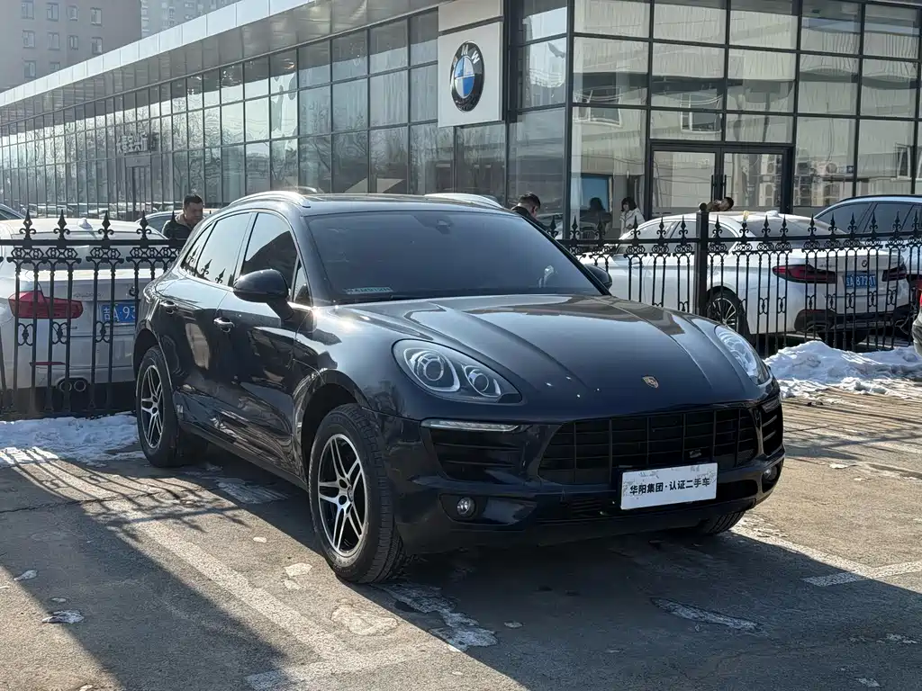 PORSCHE MACAN