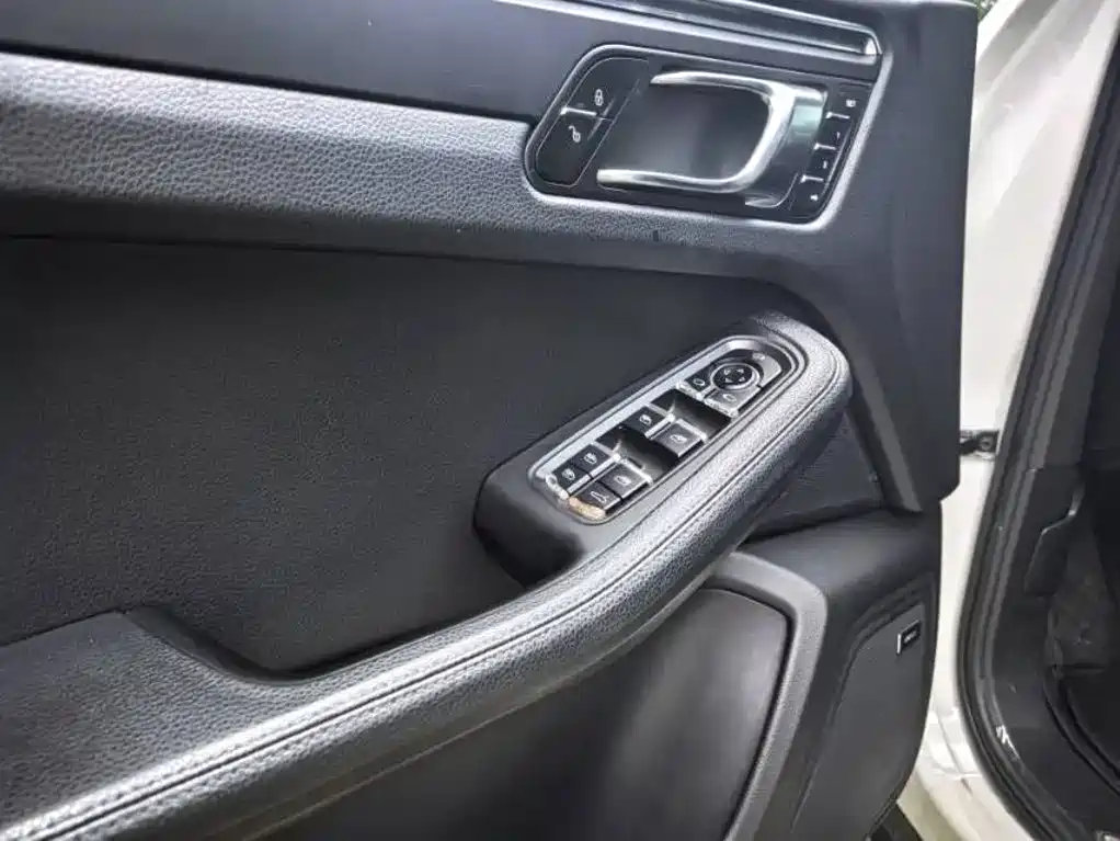 Porsche Macan — миниатюра 10