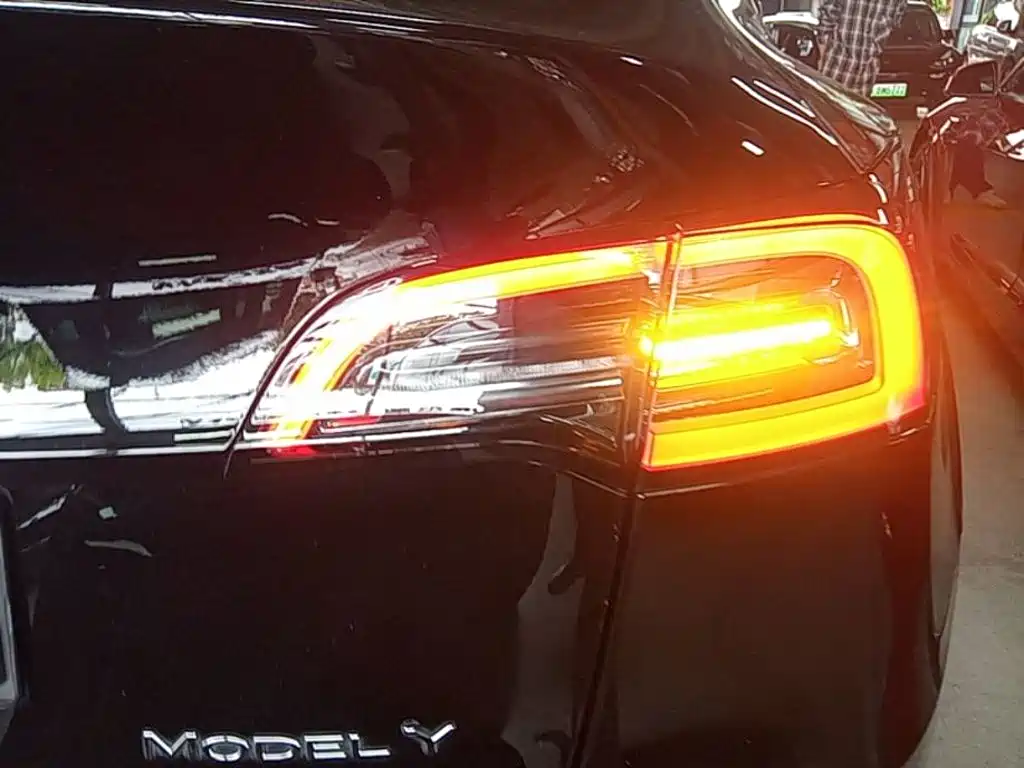 Tesla Model Y — миниатюра 8