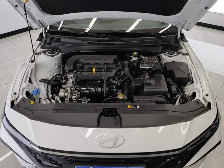 Hyundai Elantra 1.5 л 2024 г. Белый, пробег 32900 км