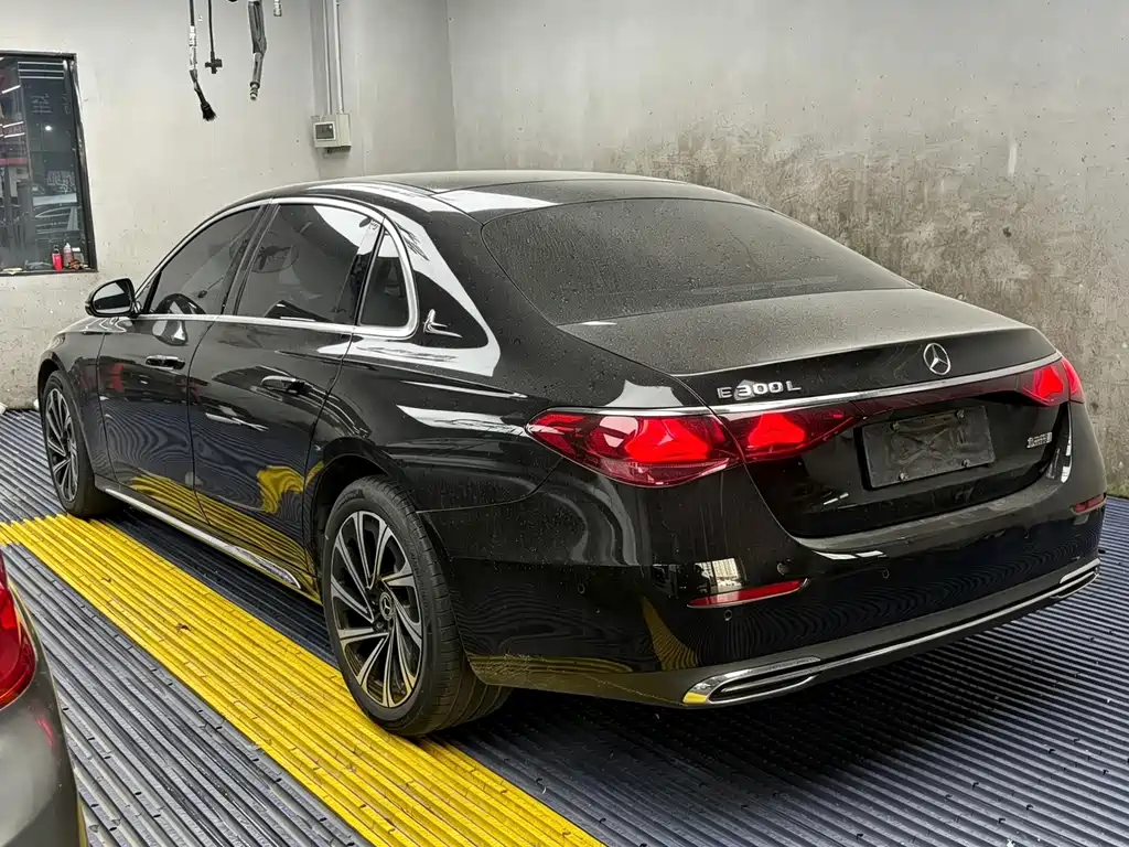 Mercedes-Benz E-Class — миниатюра 3
