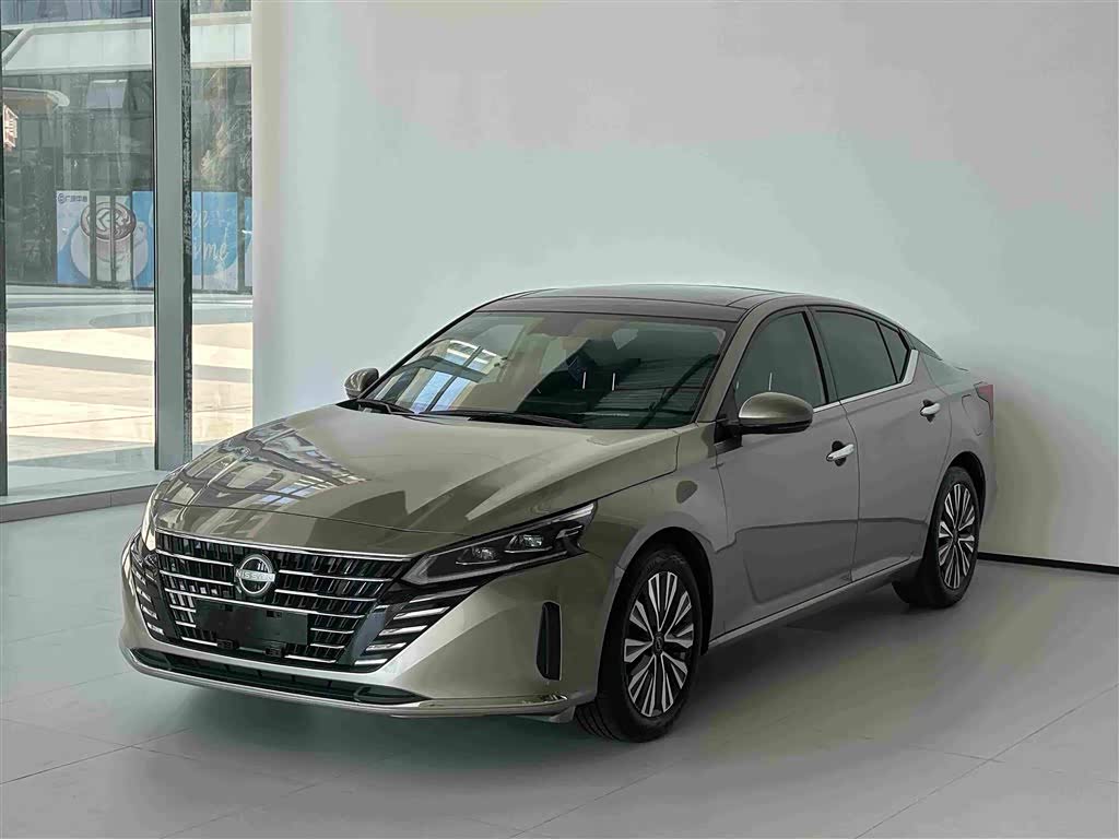 Nissan Teana 2.0 л 2024 г. Серебристо-серый, пробег 11000 км