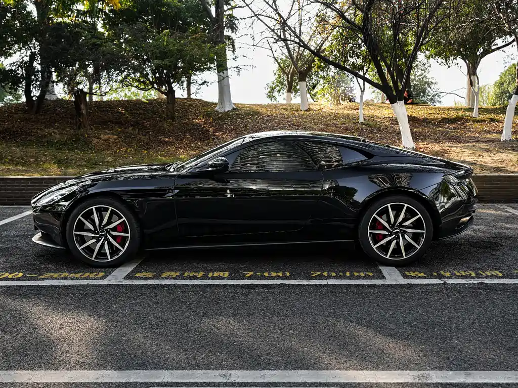 ASTON MARTIN DB11