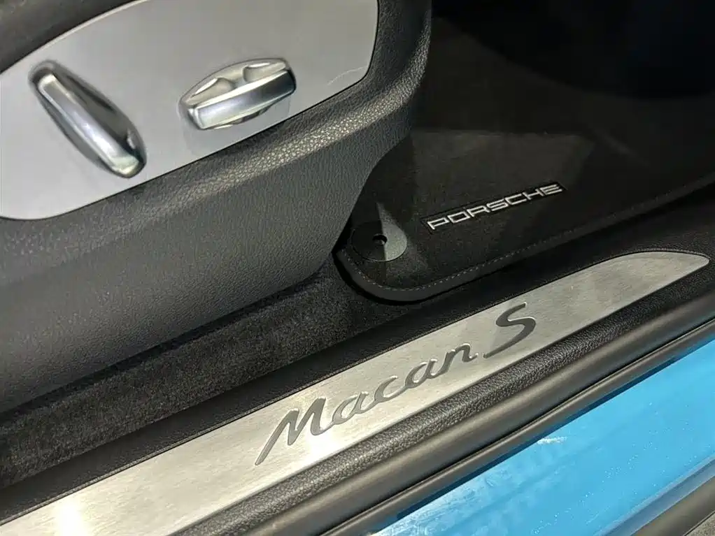 PORSCHE MACAN