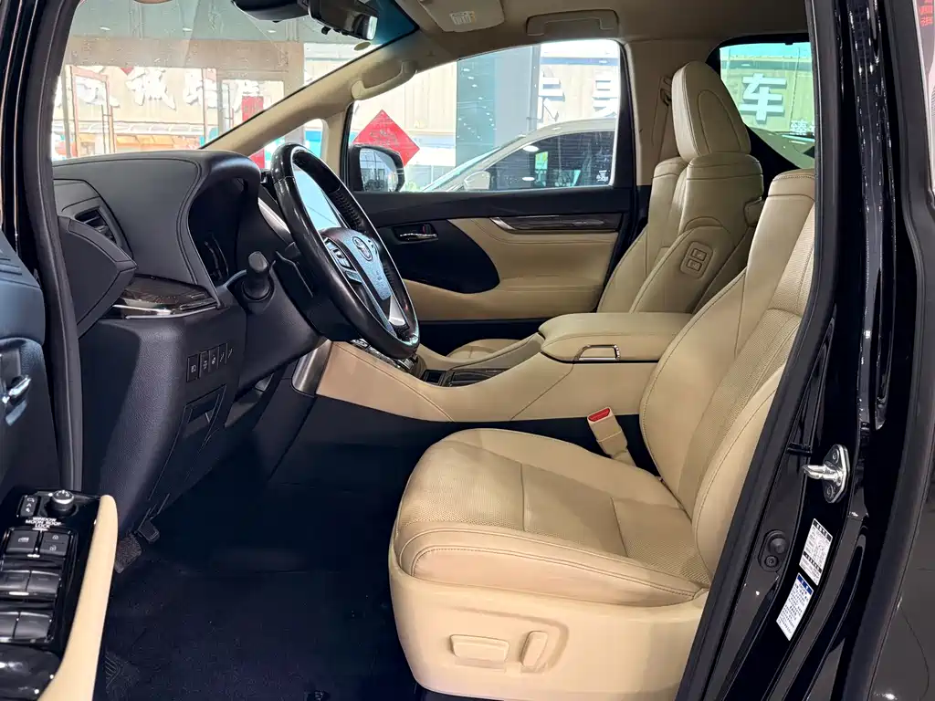 Toyota Alphard — миниатюра 2