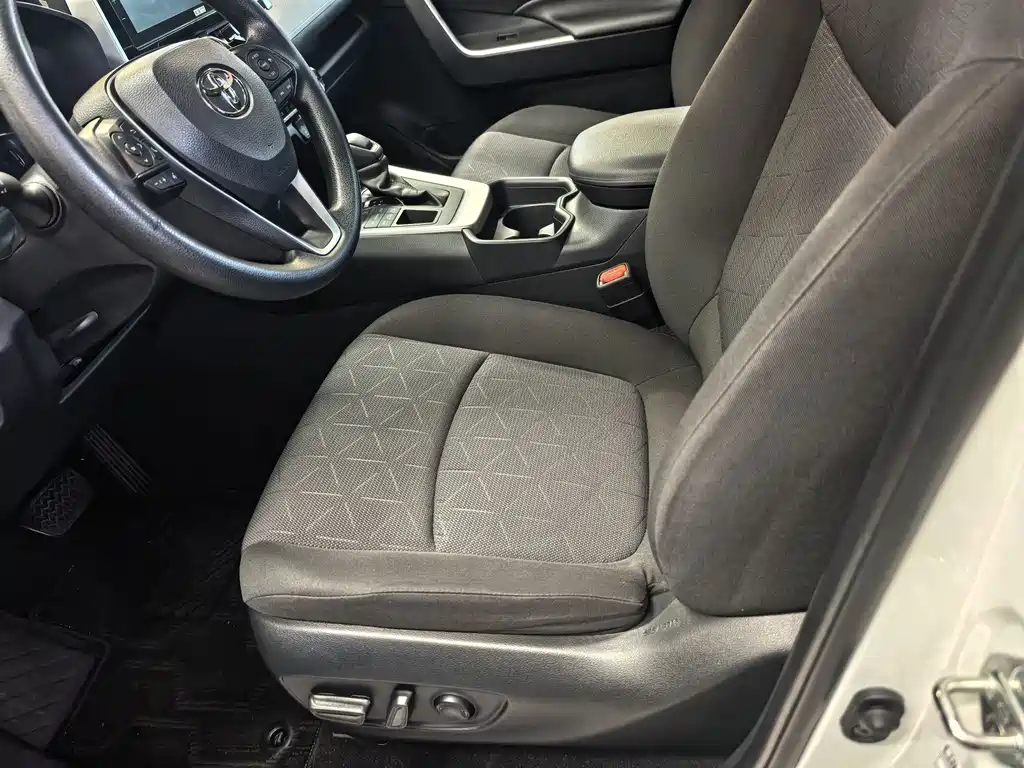 Toyota RAV4 — миниатюра 10