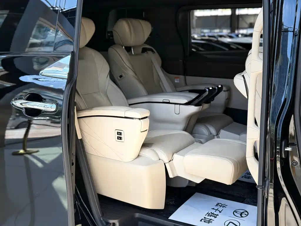 Toyota Alphard — миниатюра 16