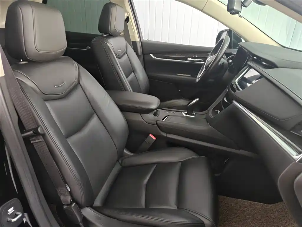 Cadillac XT5 - фото 15